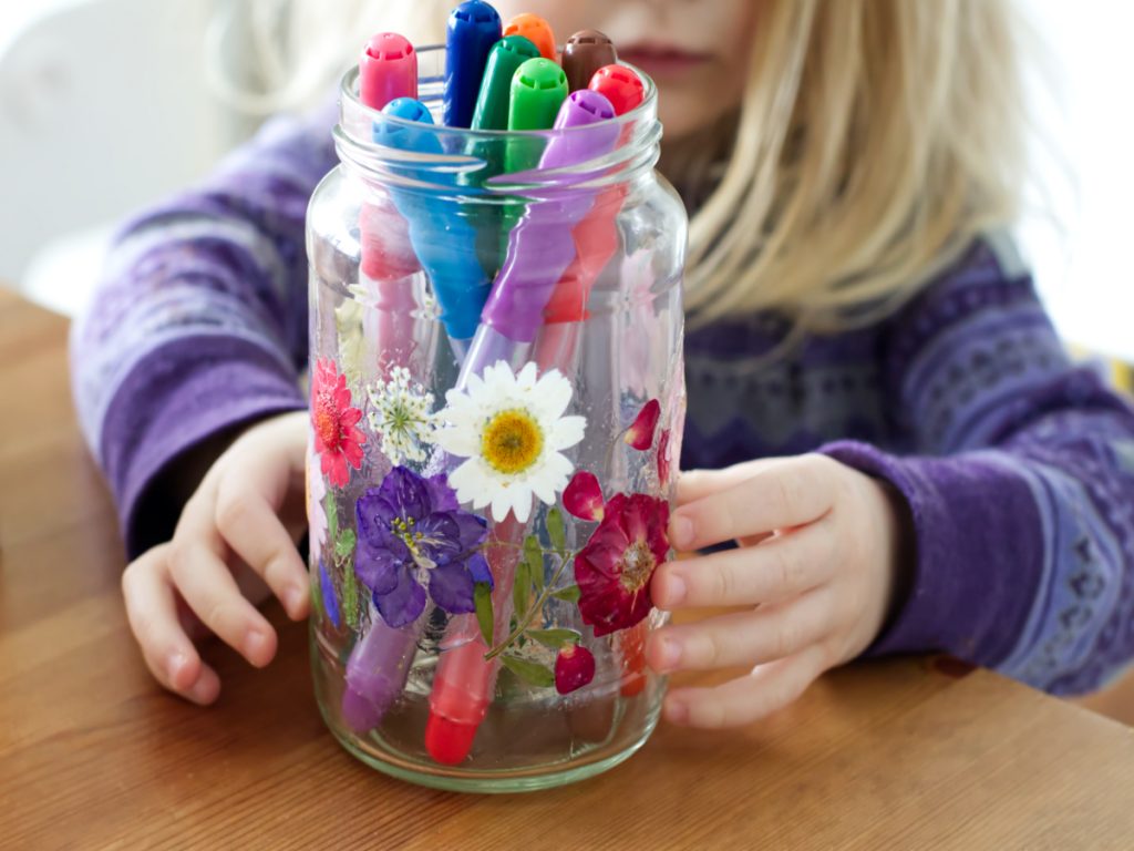 DIY Osterdeko und Geschenke mit Trockenblumen - Basteln für Ostern mit Kindern